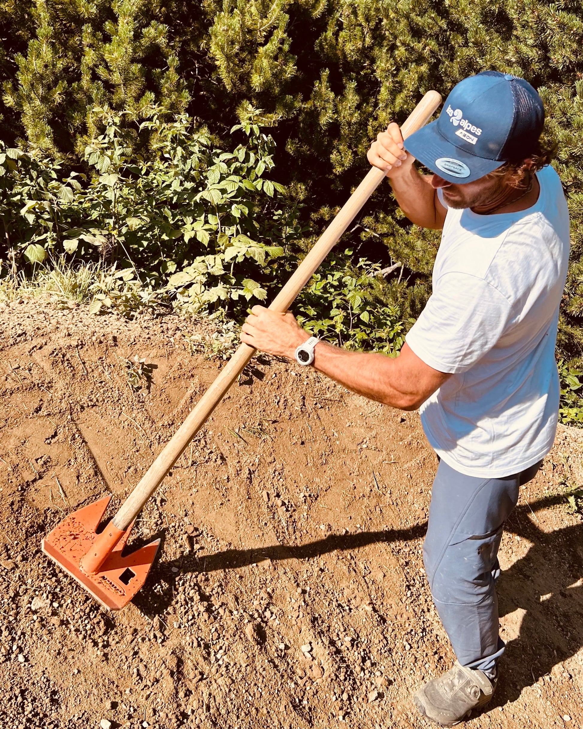 Adrien Loron utilisant un outil R'TOOL pour le shaping d’un sentier VTT