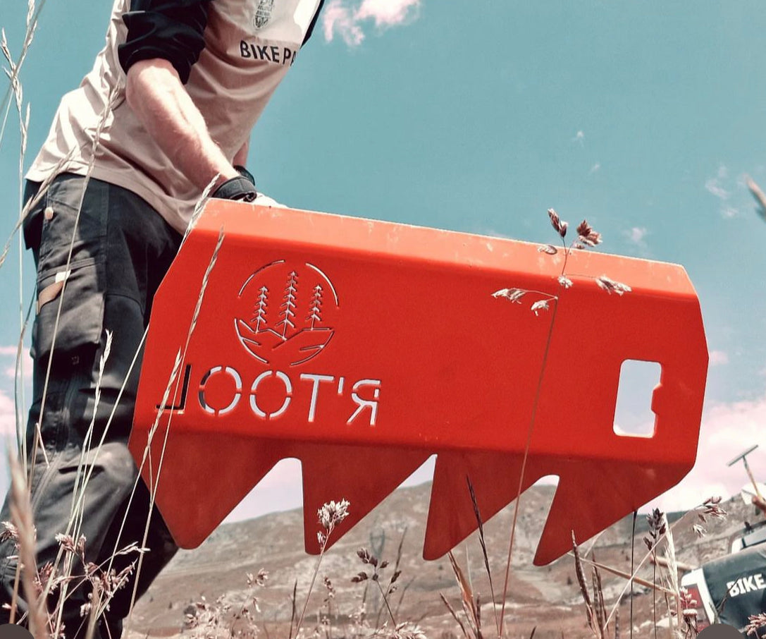 Outil trail building VTT R'TOOL Digge’R utilisé pour le shaping et l’entretien de bikepark