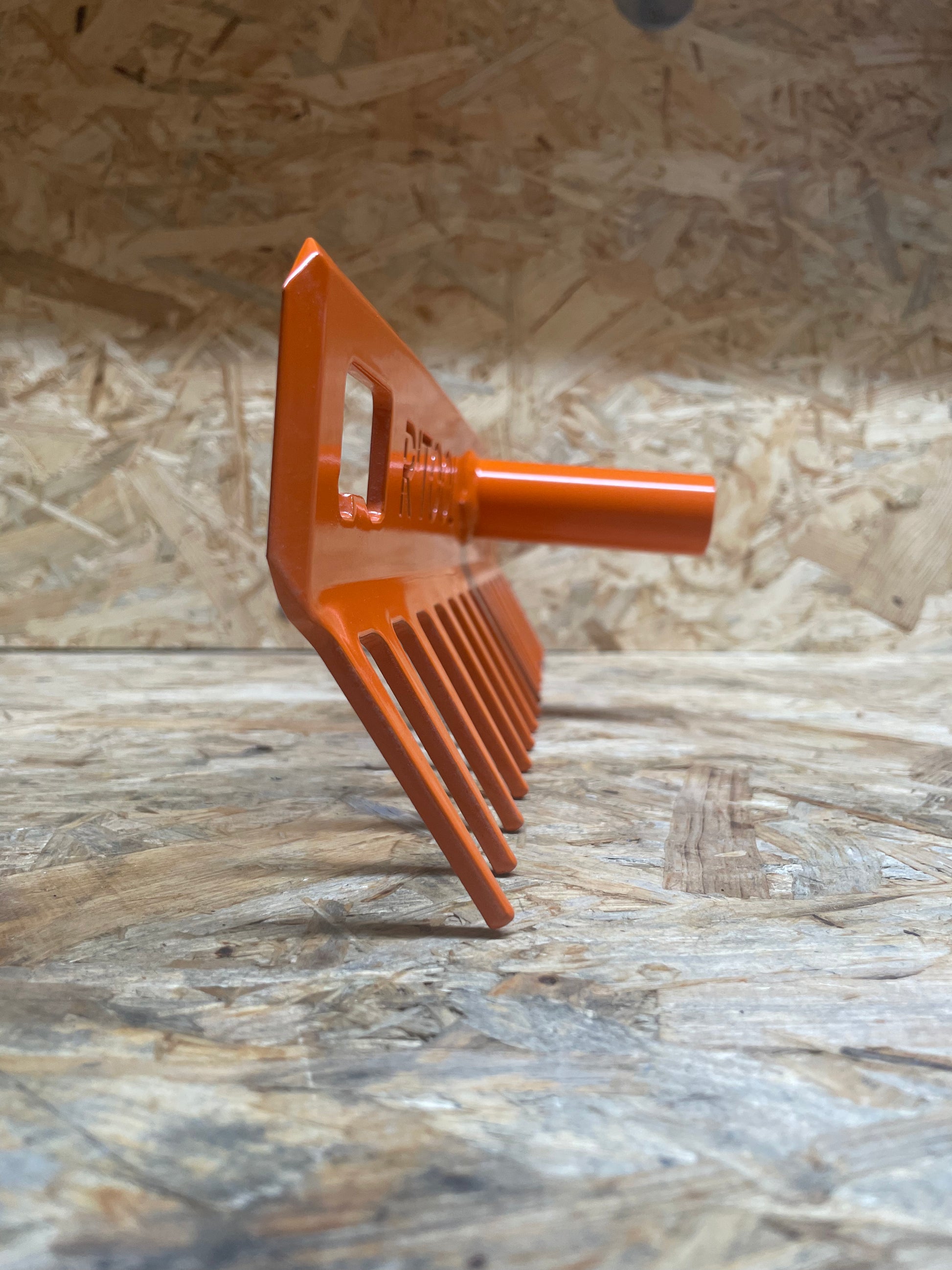 Vue latérale du R'TOOL Finish'R rake head only pour trail building et entretien de sentiers VTT