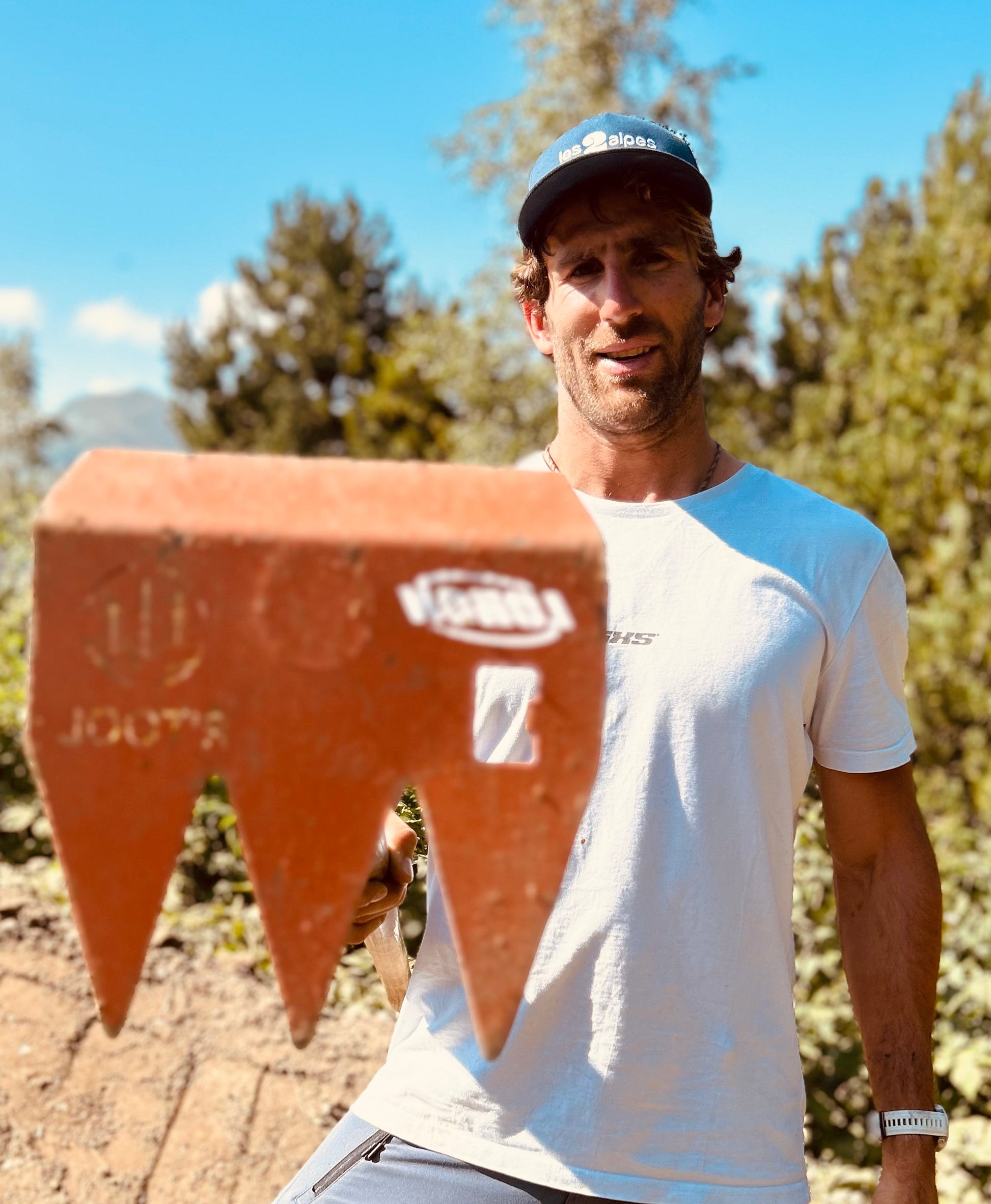 Adrien Loron présentant l’outil trail building R'TOOL Pro Model