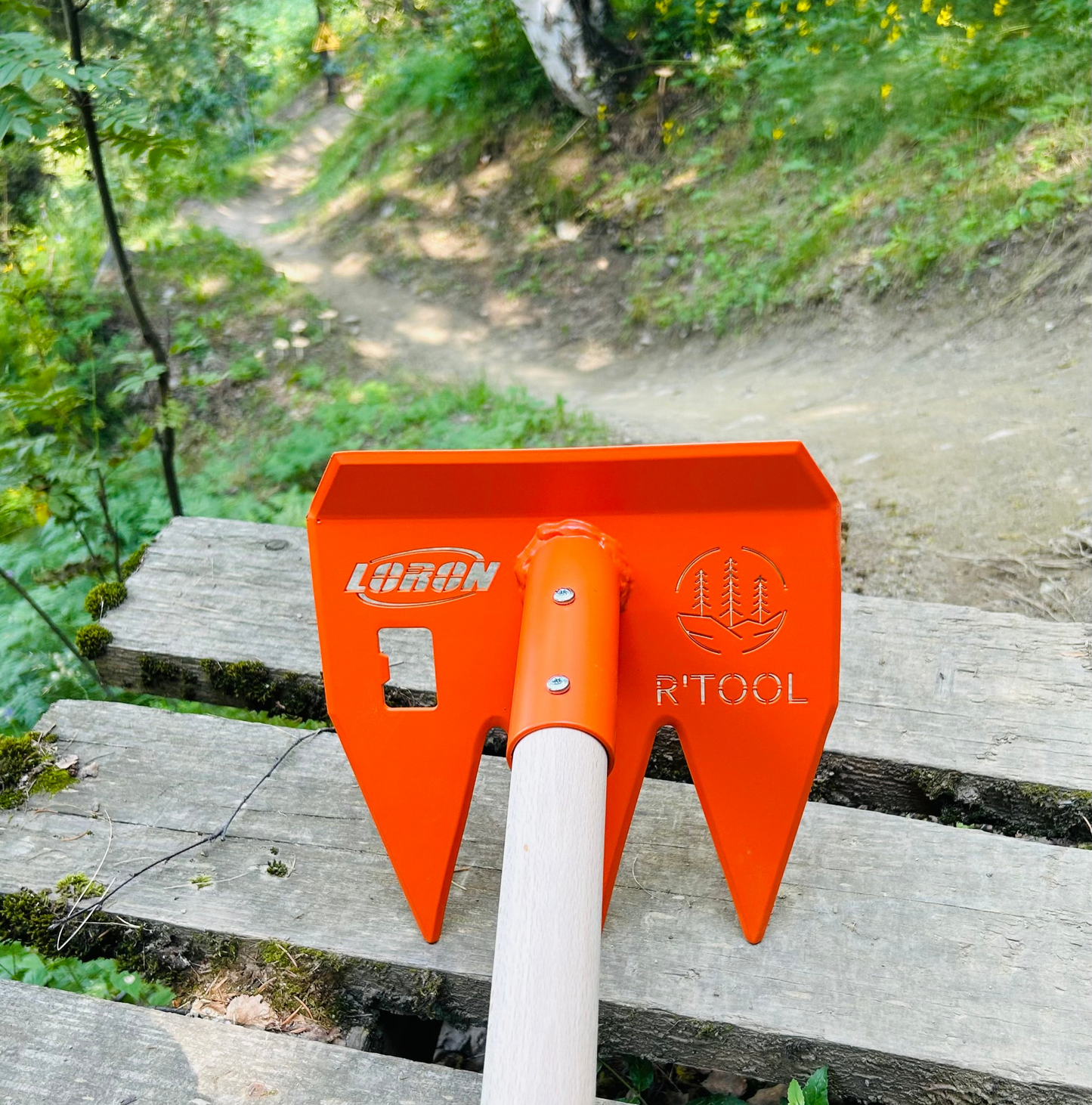 Outil de trail building R'TOOL utilisé pour l’entretien de sentiers VTT